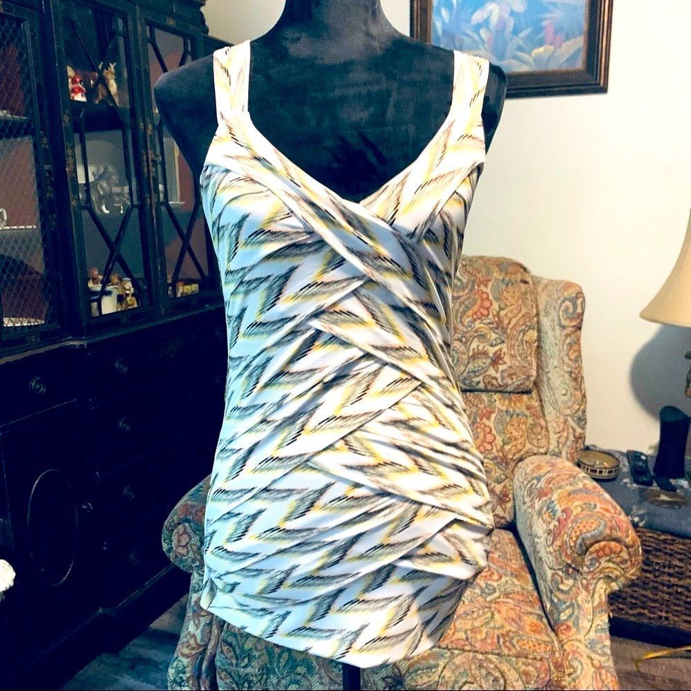 WHITE House Black Market Sleeveless Lined Top